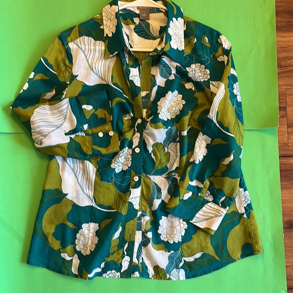 ANN TAYLOR whimsical garden-like blouse. Flora & Fauna design. 100% cotton